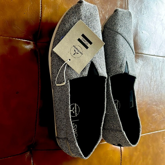 TOMS New With Tags. Women’s size 9. - Picture 2 of 5